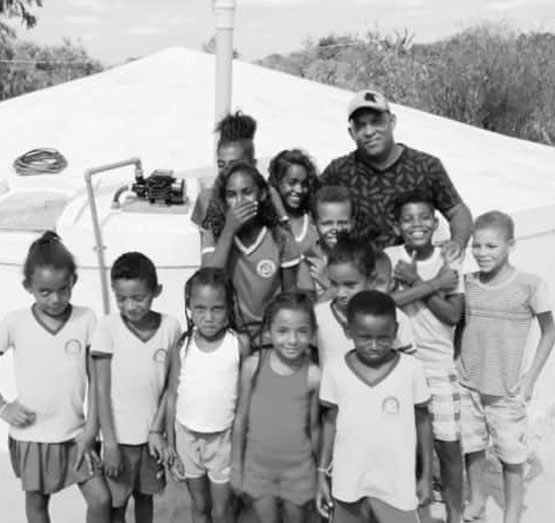 Cisterna da comunidade de Nova União, Julho 2019 / Crédito: Cipó comunicação. Foto mostra crianças em frente à cisterna construída pelo projeto-piloto em parceria com o Instituto Água e Saneamento no município de Barra, Bahia.